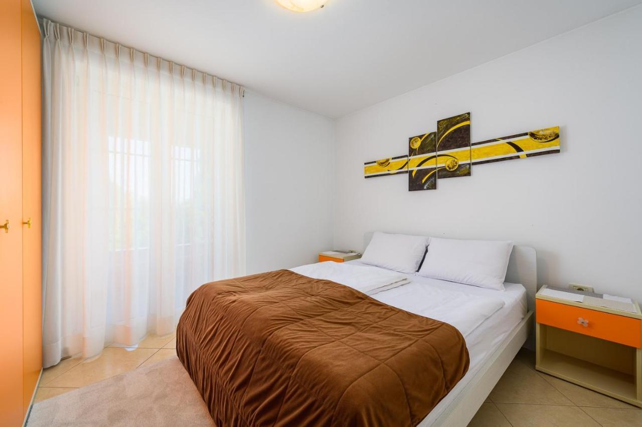 House With Apartments Dragica Umag Luaran gambar