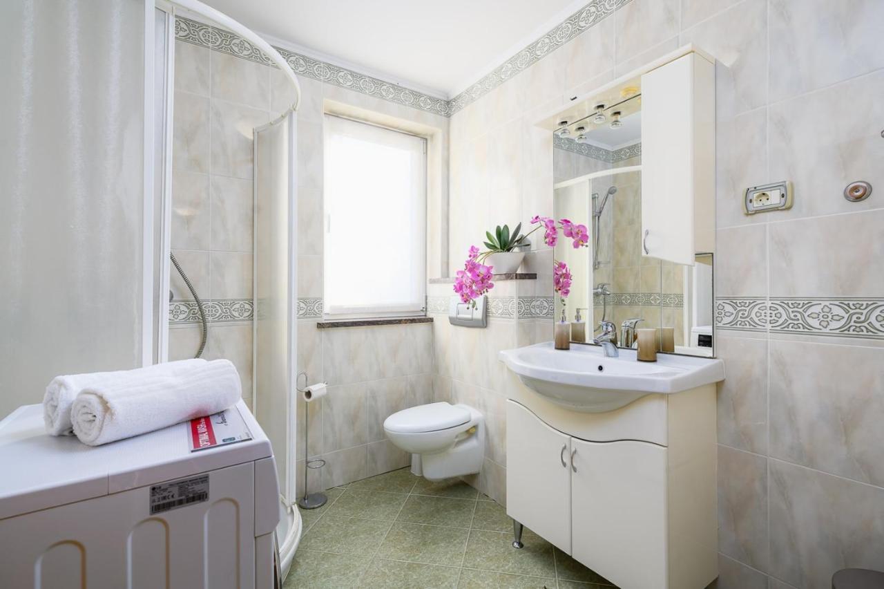 House With Apartments Dragica Umag Luaran gambar